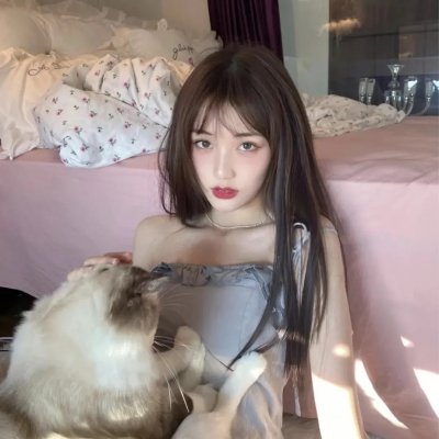与一位女士合影